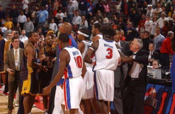  罗马中场大将重伤赛季报销牵动球迷心  