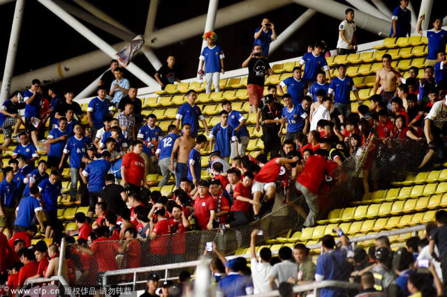  都灵德比战平局,双方球迷爆冲突  