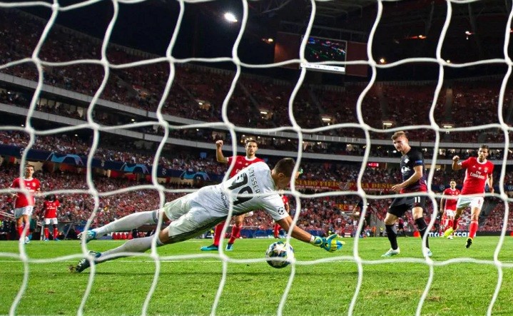  莱比锡红牛绝杀取胜，德甲新贵展现冠军底蕴